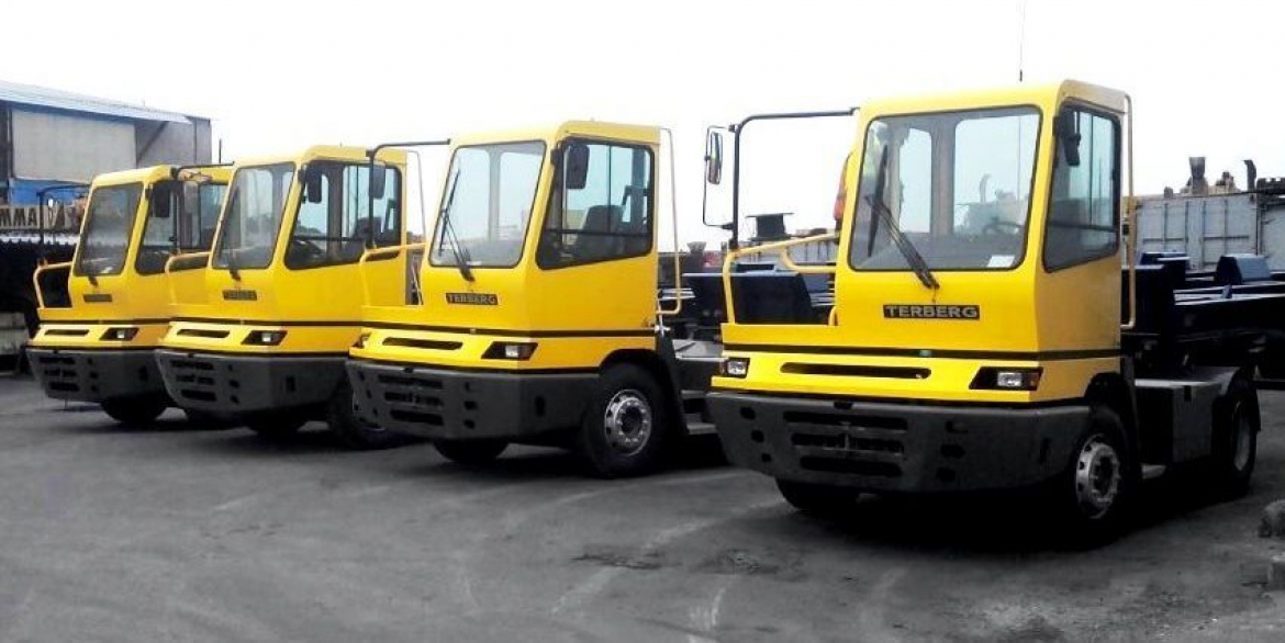 Supply of 4 units of yard tractors TERBERG YT222 4x2 complete with 4 units